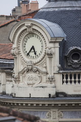 Fototapeta na wymiar Francia,Tolosa,un orologio su un palazzo.