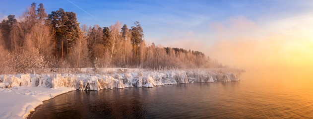 зимний утренний пейзаж на реке с туманом, Россия, Урал, январь