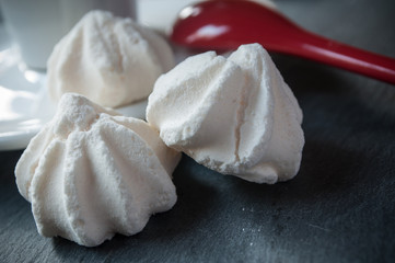 meringues et tasse de café sur ardoise