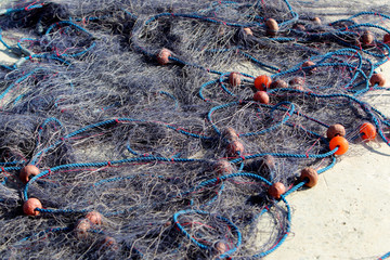 Sieć rybacka na portowym nabrzeżu