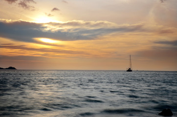 Naklejka premium sunset on the beach, holiday, sunset