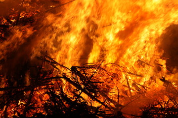 Flammen und Funkenflug als Hintergrund