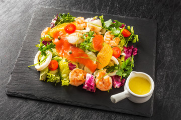 シーフードサラダ　 Prawns and fresh seafood salad