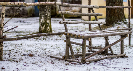 Скамейка из веток деревьев © drevniy2701