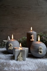 Adventskerzen in grau - vierter Advent