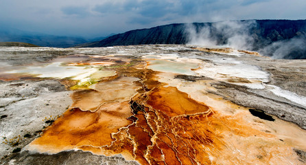 heiße quellen im Yellowstone Park mit farbigen Bodenstrukturen