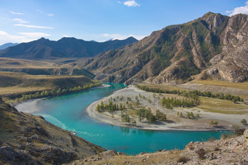 Fototapeta na wymiar Katun River bend against the background of mountains in Altai in the fall