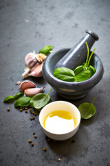 Fresh ingredients for Basil Pesto (symbolic image)

