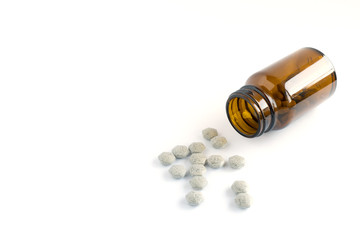 錠剤と茶色の瓶