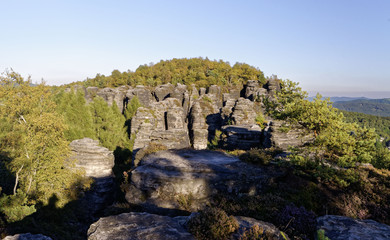 Landscape filled with varied rock formations with high tips and surrounded by greenery