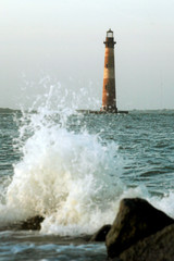 Obraz premium Light House and Crashing Waive