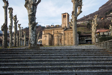 Fototapeta na wymiar chiesa romanica sul lago di como