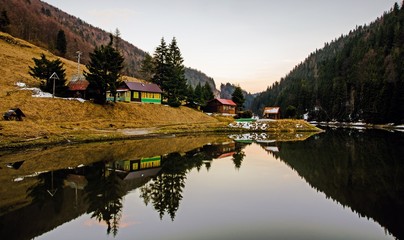 Obraz premium A beautiful photograph showing the reflection of a landscape in clear water