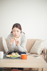 Obraz na płótnie Canvas 食事する女性