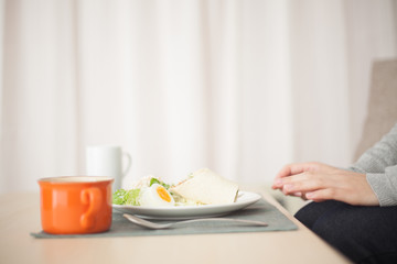 食事する女性