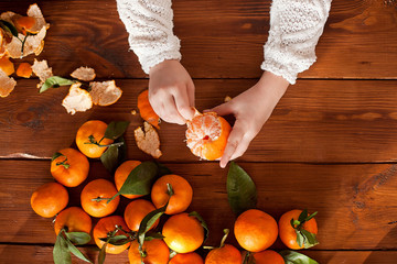 hands clean mandarins © sycheva2016