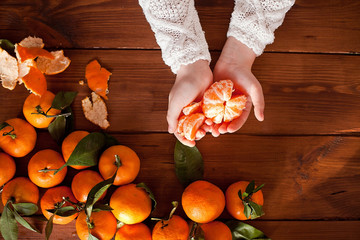 hands clean mandarins © sycheva2016