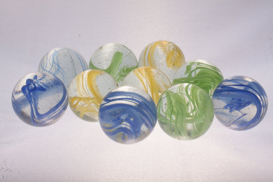 bolas de gudes coloridas