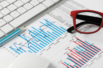 Obraz premium Preparing average sales report