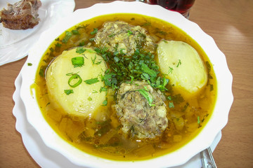 Soup with meat in round dish