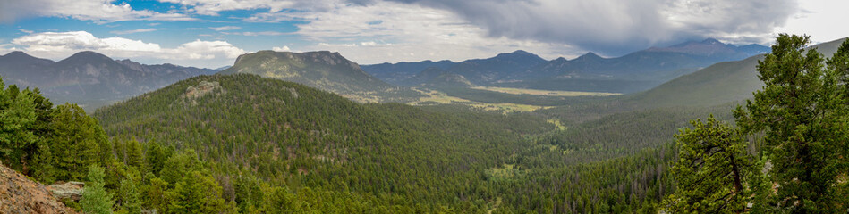 Obraz premium Estes Park, Beaver Meadow, Moraine Park panoramic view from Many Parks Curve Overlook Trail Ridge Road, Rocky Mountain National Park, Colorado, USA