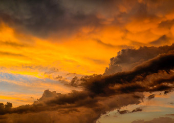 Fototapeta premium zachód słońca w pochmurny dzień