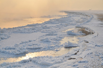 Mroźny i mglisty poranek nad brzegiem rzeki Wisły