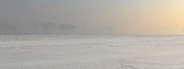 Mroźny i mglisty poranek nad brzegiem rzeki Wisły - obrazy, fototapety, plakaty