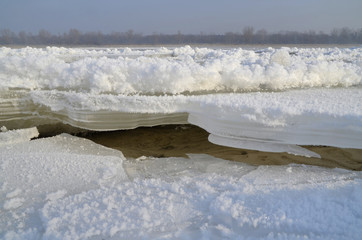 Lód na wyschniętym korycie rzeki