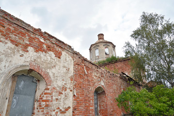 Fototapeta na wymiar The destroyed Church of St. Nicholas in the village Priluki.