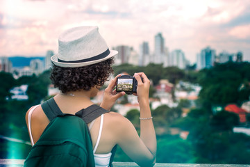 Obraz premium Young traveler woman taking photos of urban area