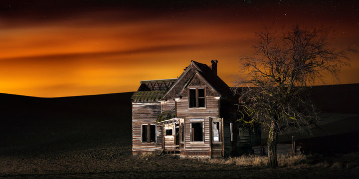 Old abandoned farm house near Dufur, Oregon