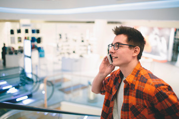 man hold the smartphone on shopping mall background