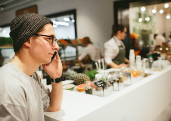 man hold the smartphone on shopping mall background