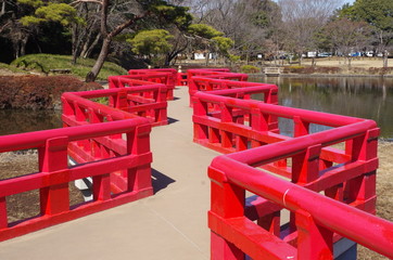 公園の池と赤い橋