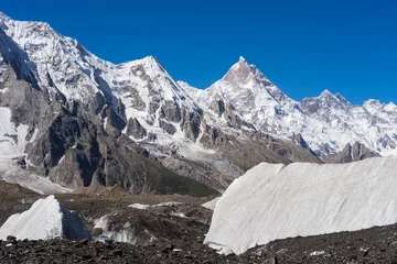 Foto op geborsteld aluminium K2 Masherbrum-bergtop achter Baltoro-gletsjer, K2 trek, Gilgit
