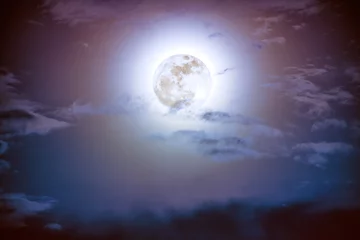 Papier peint photo autocollant rond Pleine Lune arbre Ciel nocturne avec nuages et pleine lune brillante avec brillant.