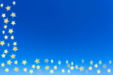 coin d'étoiles dorées sur fond de ciel 