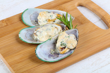 Baked mussels in cream sauce