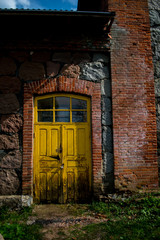 Fototapeta na wymiar Yellow old door.