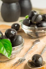 Foto op Plexiglas Black olives with green leaves with vintage cutlery © romensky