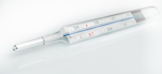 Fieberthermometer aus Glas auf weißem Hintergrund, Freisteller,