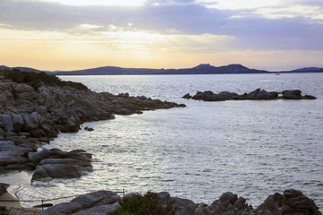 In Sardegna mare e cielo, acqua e rocce, tramonti e alba, un isola in Italia

