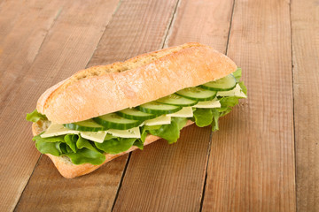 Käsebrötchen mit Gurken