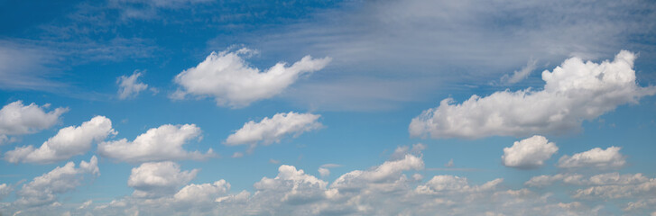 weiter blauer Himmel mit dekorativen Wolken