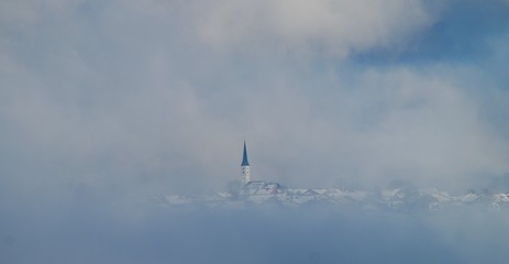 Dorf im Nebel