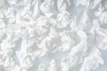 Taschentücher benutzt und zerknüllt - Draufsicht - Papiertaschentuch
