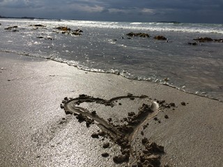 coeur dessiné sur le sable