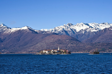 Cime innevate sul lago maggiore