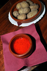 Mojo rojo con papas arrugadas